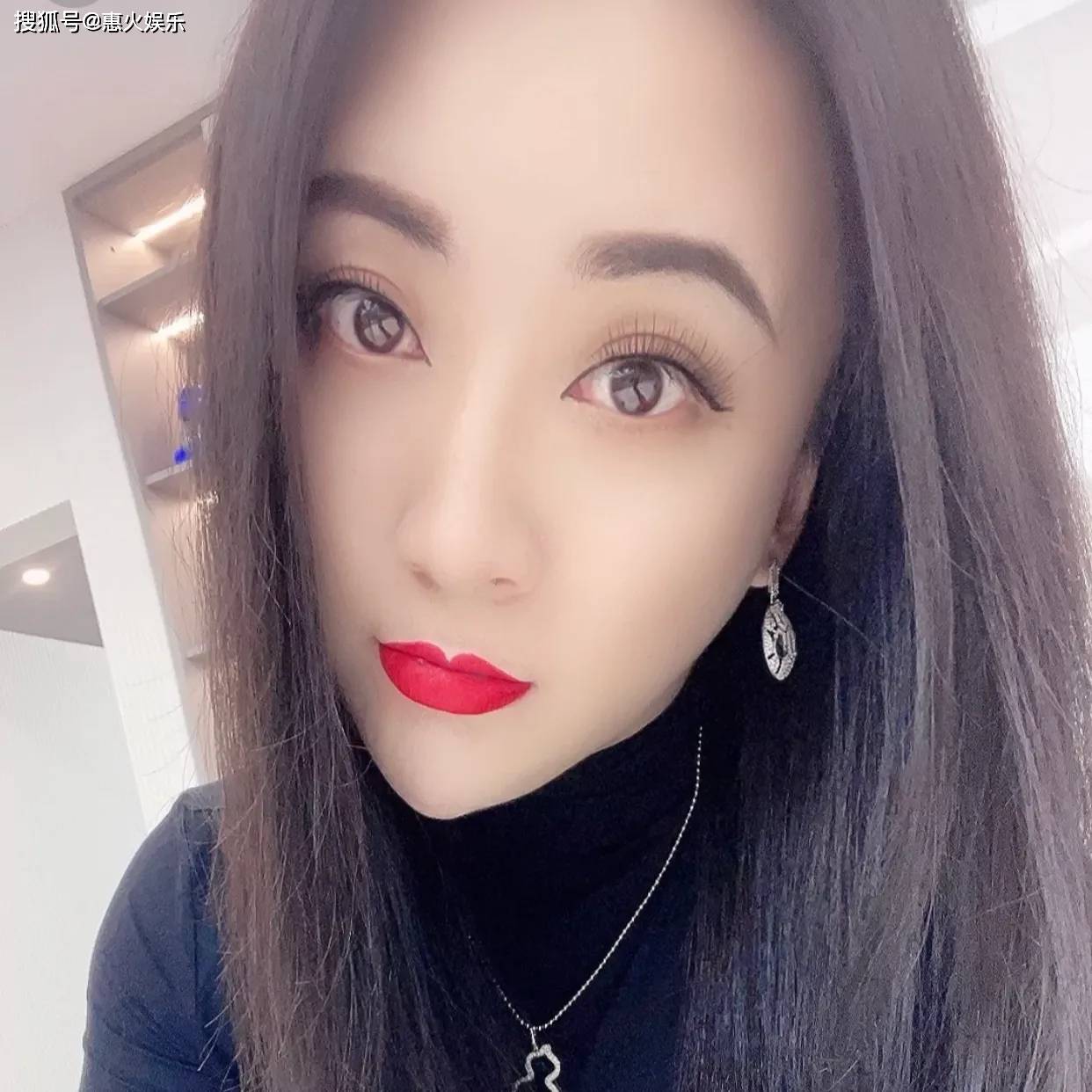 网红张开凤登台演出激吻台下男粉丝网友低俗主播必须封杀