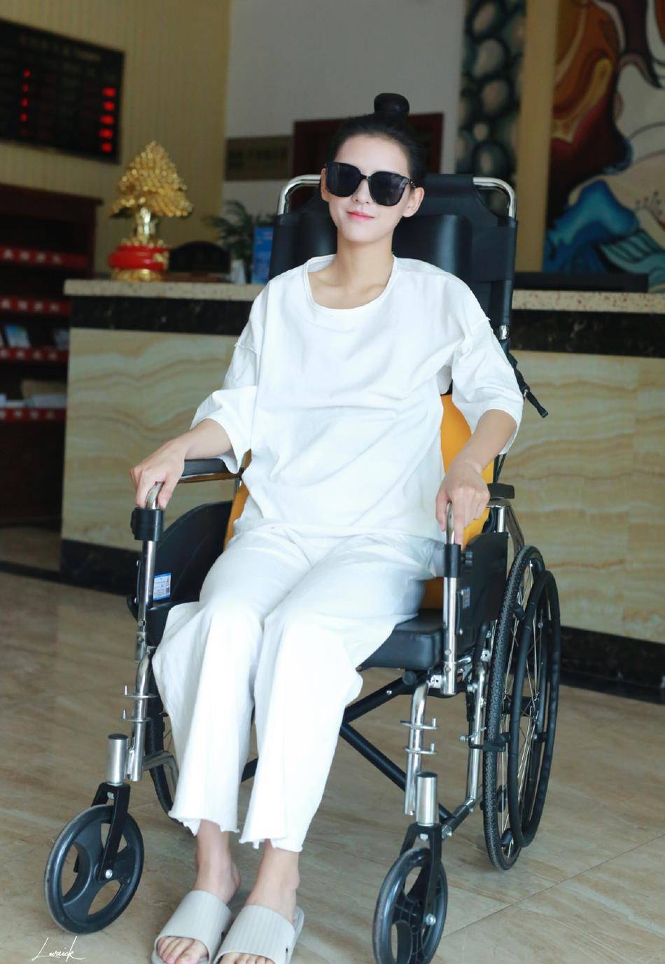 原创张予曦坐轮椅现身拍戏意外曝光妈妈真容2人形象气质宛如姐妹