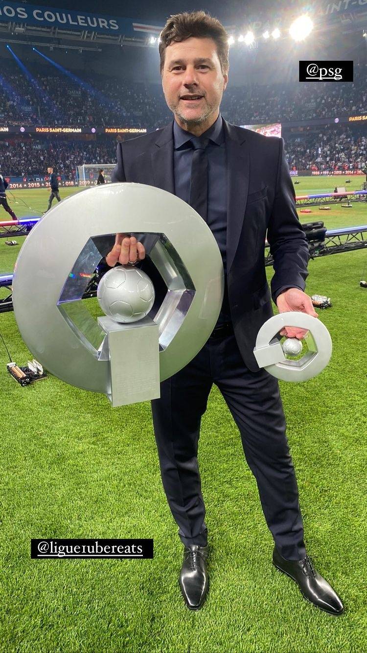 球员时代效力巴黎的旧照以及手捧执教巴黎夺得首座法甲冠军奖杯照片