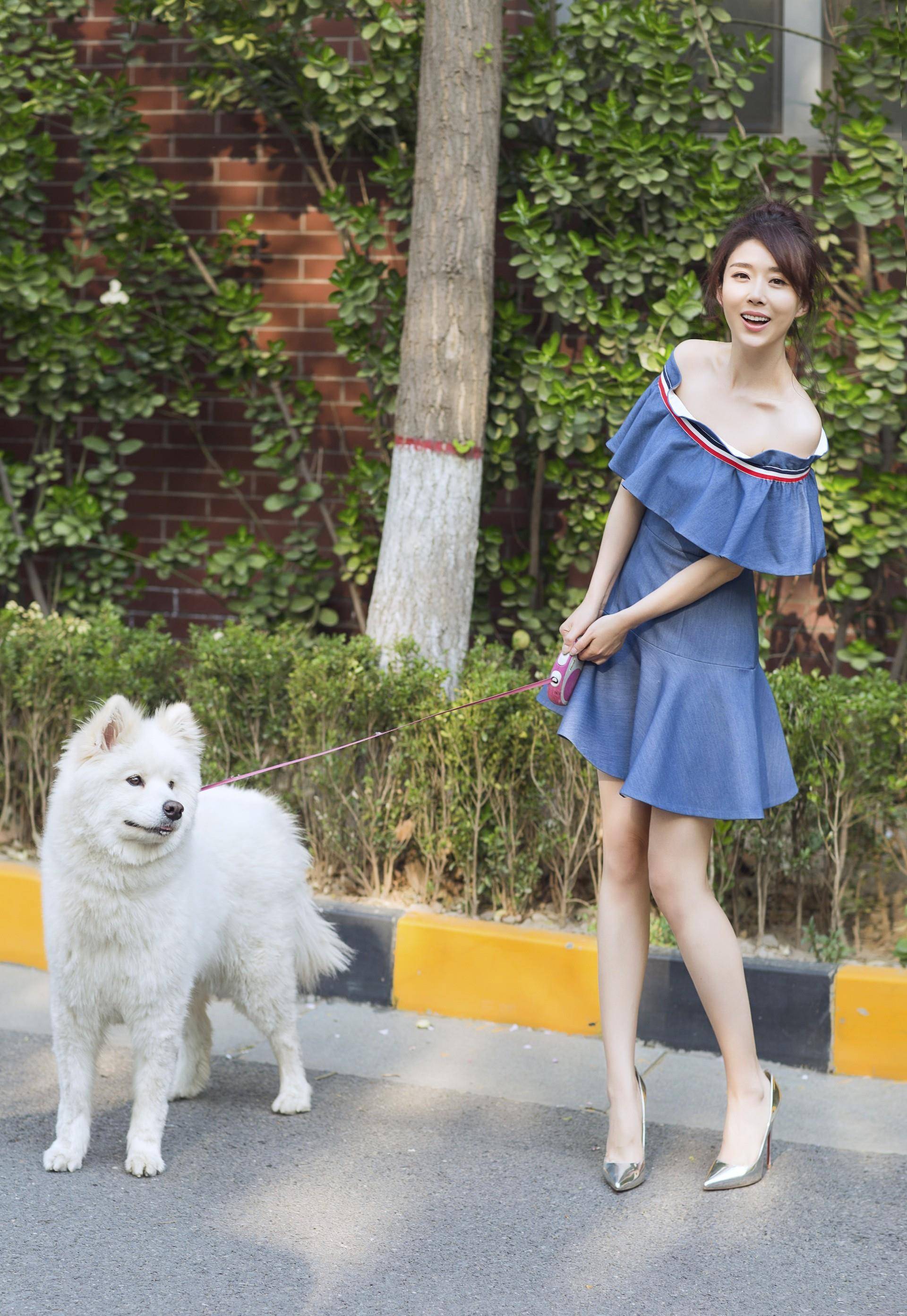 42岁颜丹晨魅力不减,时尚美腿大秀玉足,女人味十足_身材_优势_连衣裙