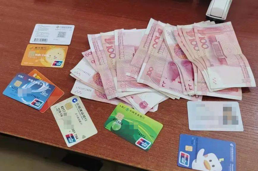 为群众办实事丨群众路边拾得财物 民警快速寻到失主_铜梁_吴女士_现金