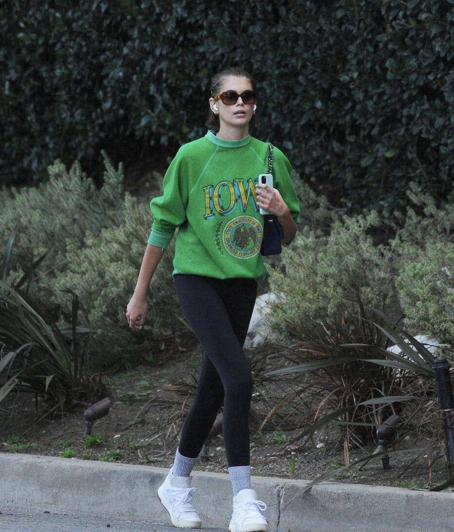 原创绿色衣服配什么颜色的裤子配黑裤子简洁大气很有型还蛮显瘦的