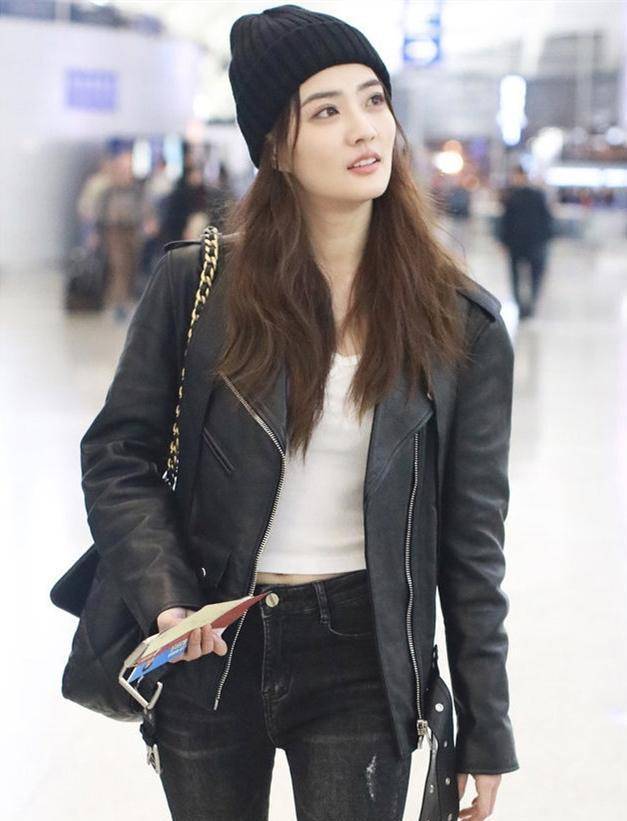 牛仔裤,遮肉效果满分,里面再穿一条秋裤也看不见,配合黑色的紧身裤