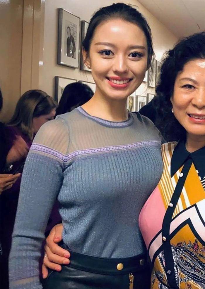 吉娜不愧是"人间芭比",穿针织衫勒出巴掌腰,半点不露照样时尚_身材