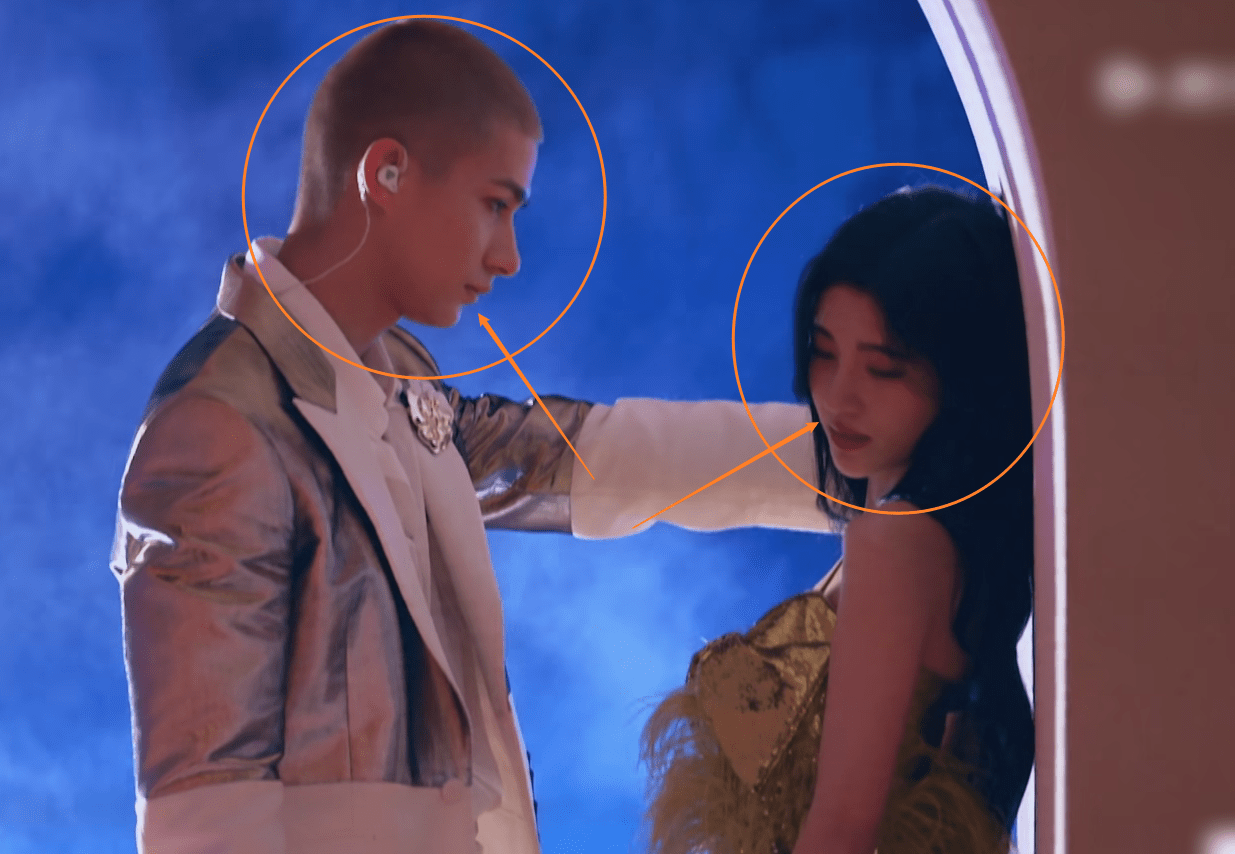 原创鞠婧祎搭档米卡公演cp感十足透光鼻梁却成功抢镜这真没整容