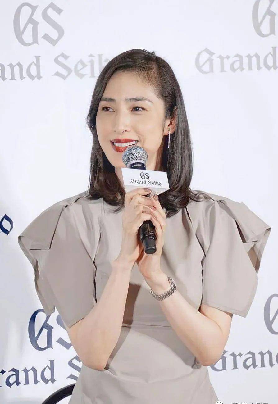 54岁的天海佑希穿搭美出天际,为什么国外女人都想成为她?