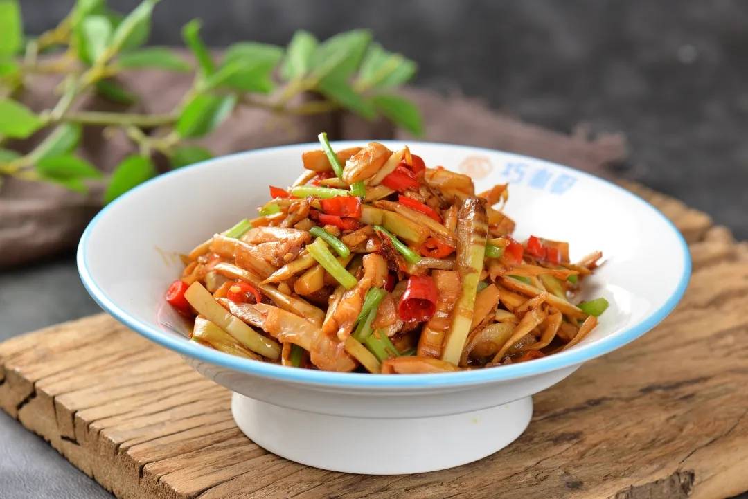 脆笋炒腊肉正宗湖南农家菜色,甄选上等烟笋与腊肉,两道主要食材相互