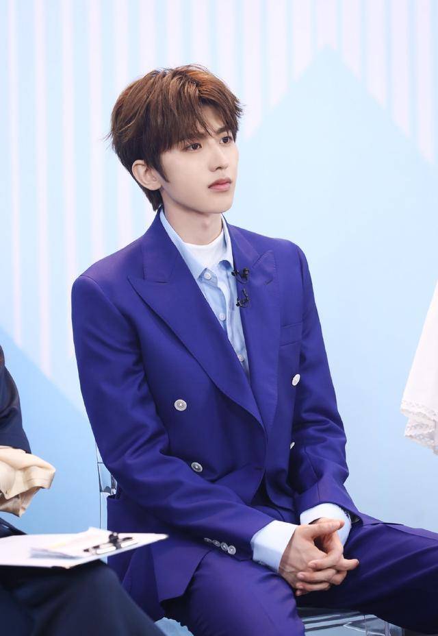 蔡徐坤水上舞台绝美!