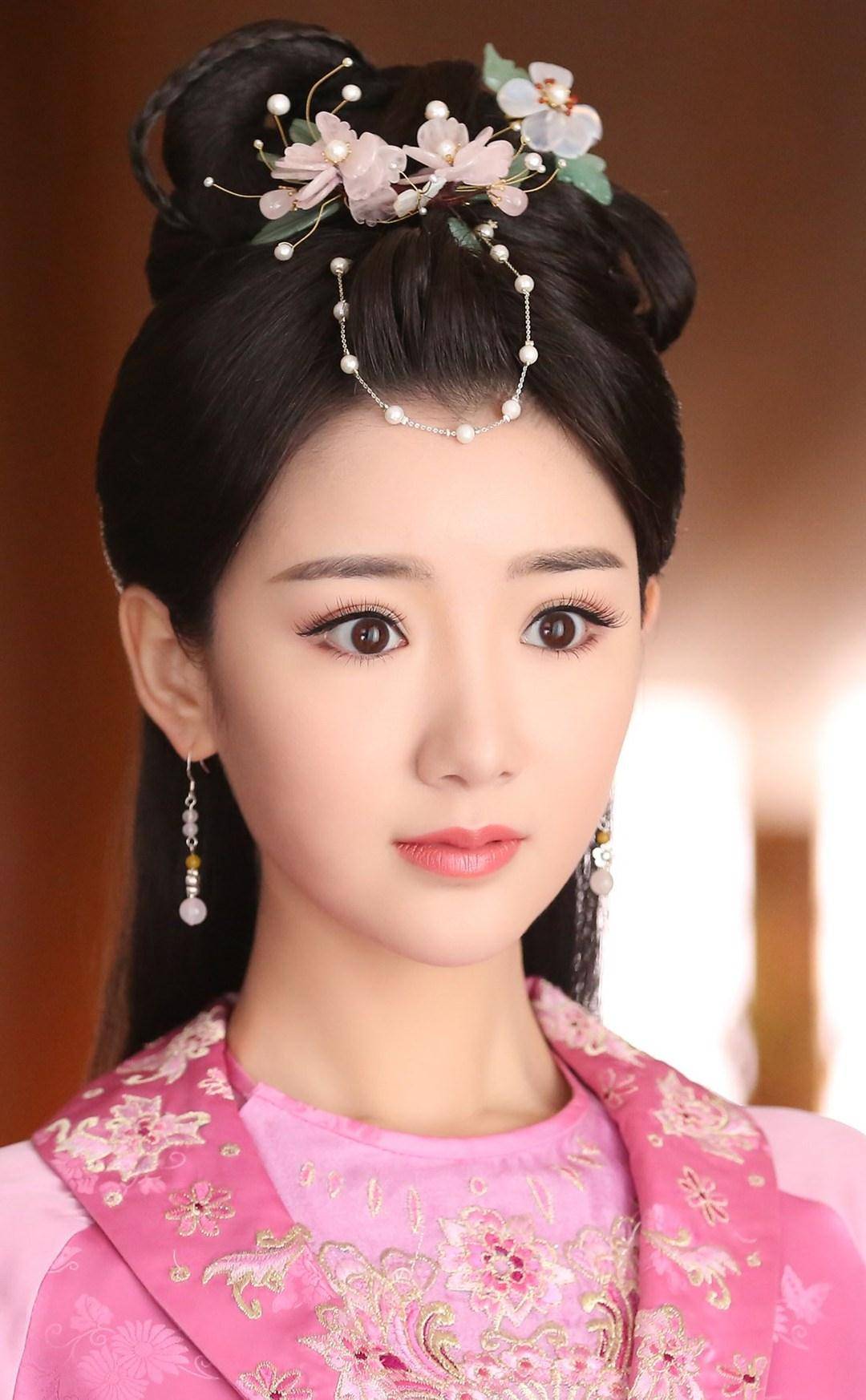 所以今天小颜就要借用回顾《甄嬛传》中毛晓彤饰演的瑛贵人的美,让小