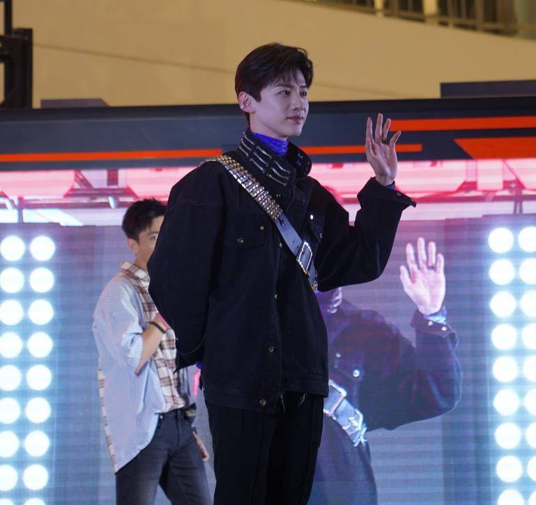 原创白敬亭现身线下活动路人镜头生图曝光没有精修颜值真实了