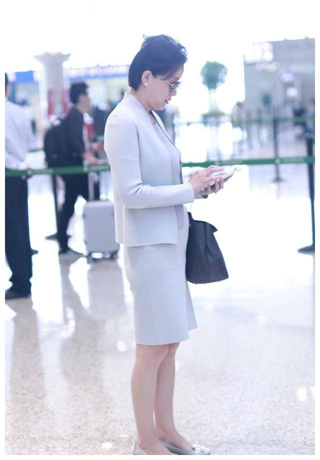 杨澜现身,穿了套浅灰色裙装搭厚底鞋,走机场也打扮得这么端庄!