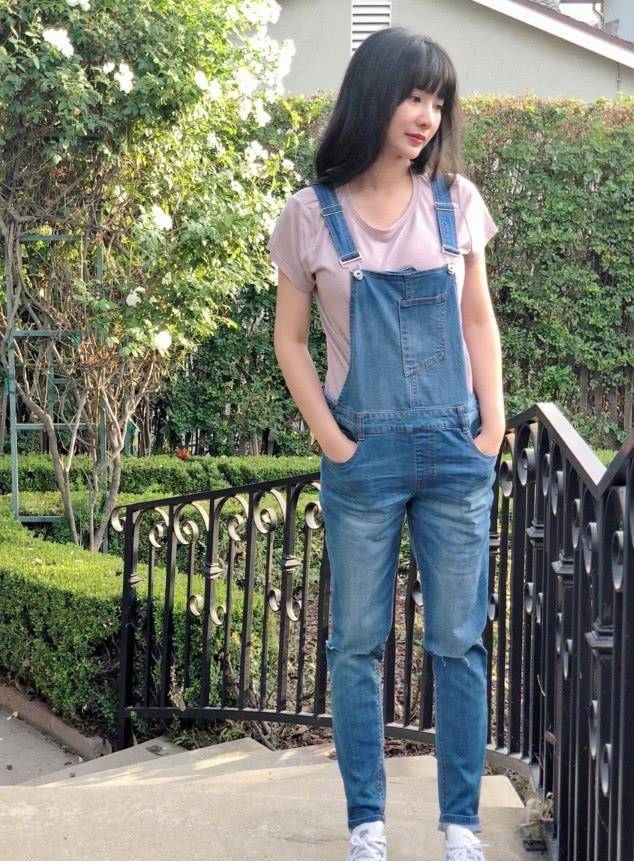 柳岩这回绝了,用牛仔背带裤让人怦然心动,清纯气质不输学生妹_新造型