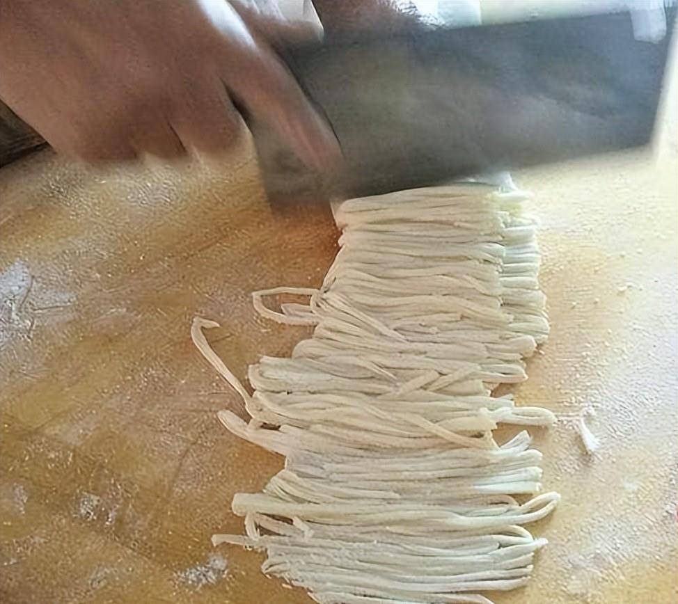 手擀面别只用水和面,80岁奶奶做面几十年经验,筋道爽滑煮不断_清水_面