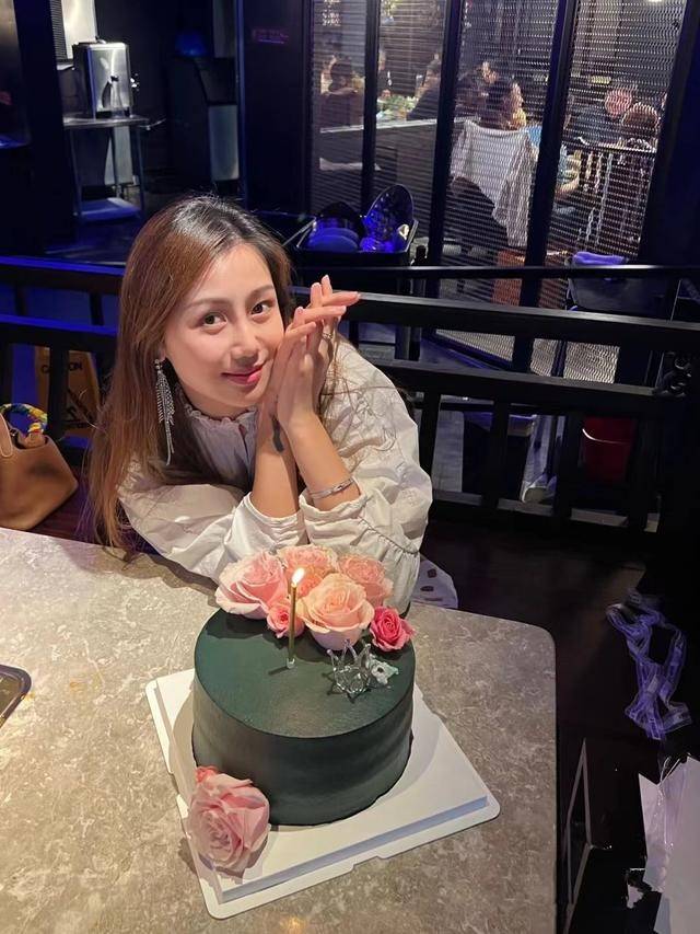 陈露35岁生日穿黑色内衣晒自拍1米80大长腿宛如少女住豪宅