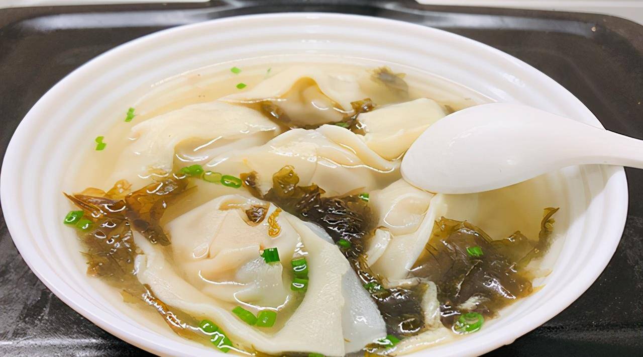 原创天越冷晚餐越不能糊弄来一碗热气腾腾的香菇馄饨暖和又营养