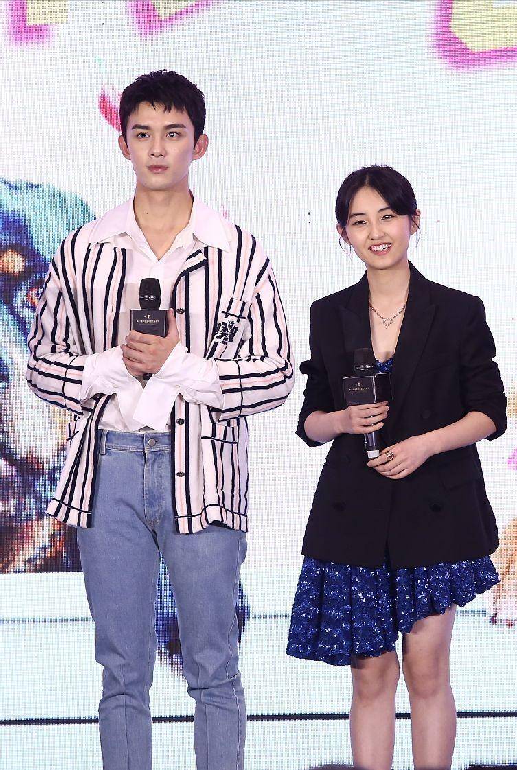 原创张子枫夸梁靖康个头高关心他种树累不累黄磊气得用手指人