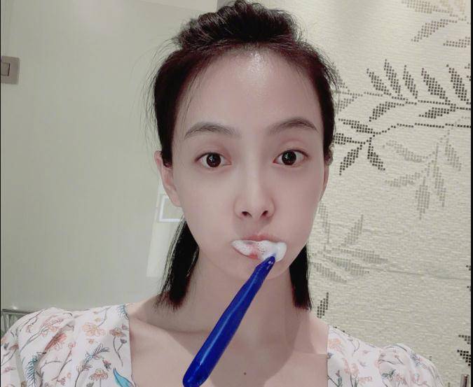 原创34岁宋茜晒素颜美照满口泡沫被指打擦边球引网友热议