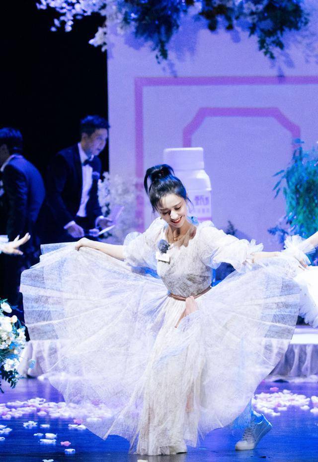 原创佟丽娅也太美了吧穿网纱裙扎马尾辫跳民族舞谢幕公主蹲太抢镜