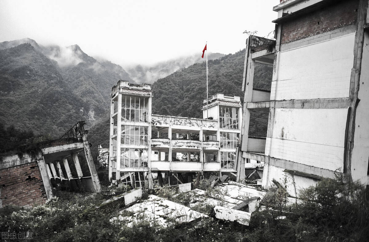 2008年5月12日,四川汶川突然地动山摇,房屋倒塌,满目疮痍,无数人被埋