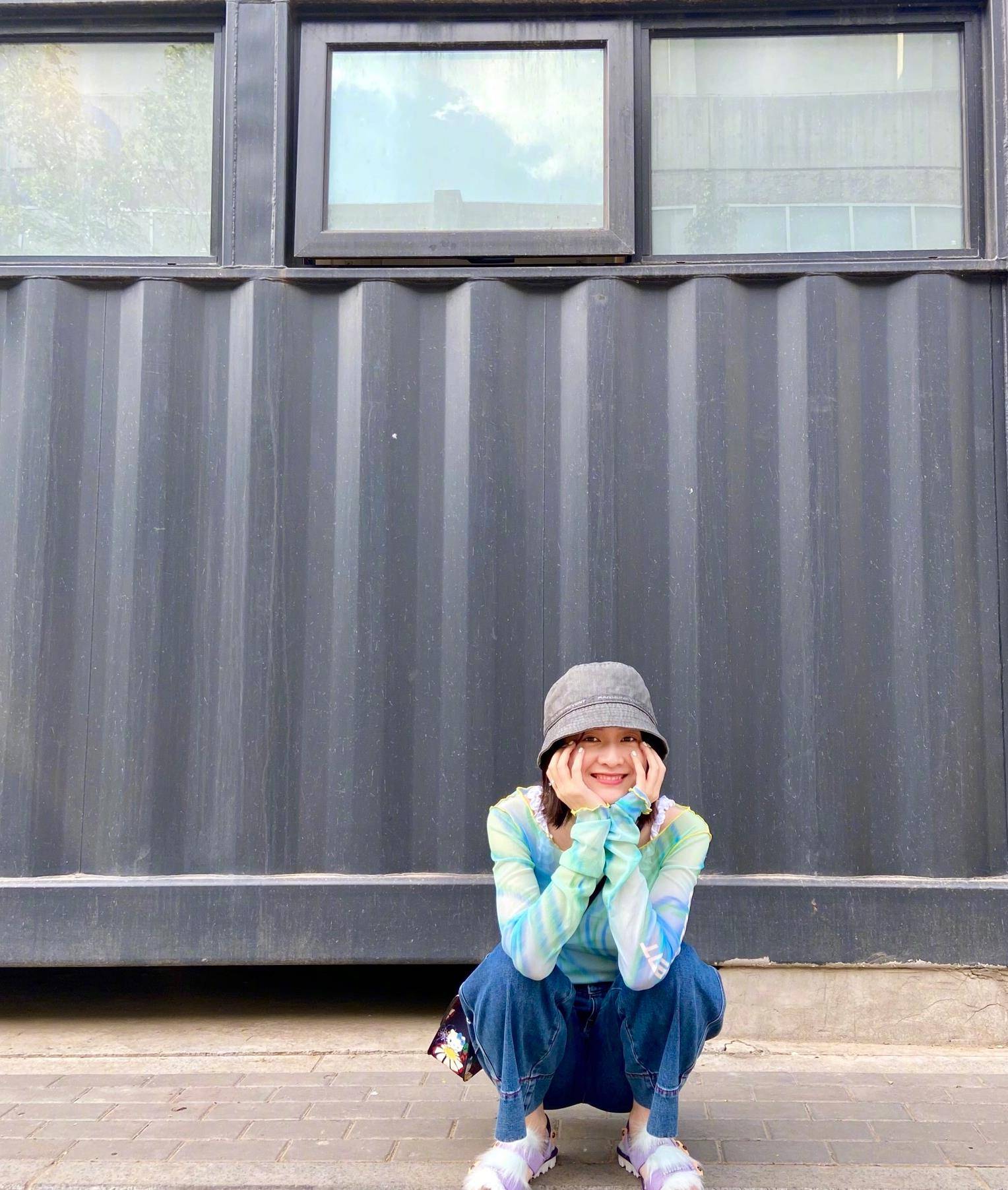 张雪迎太好看了,扎丸子头穿彩虹无袖露背连衣裙,明媚优雅很迷人