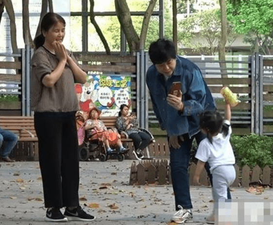 郭富城一家外出,与岳父罕见同框其乐融融