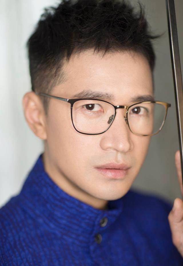 原创何晟铭参加公益活动蓝色休闲装太显眼小鲜肉们瞬间无地自容