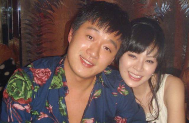 原创他爆红之后娶自己老师为妻8年生3胎低调20年妻子依旧貌美