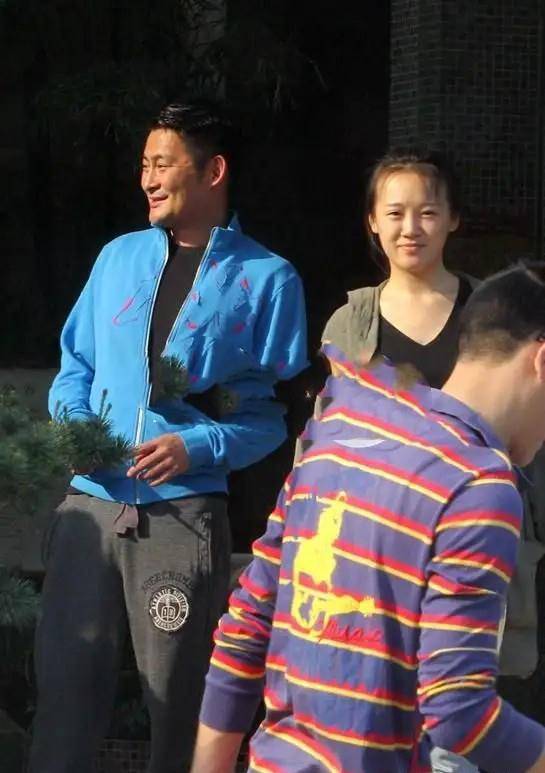 55岁的景岗山,老态憔悴,喝酒成瘾与发妻离婚,现任妻子大气漂亮_连娜