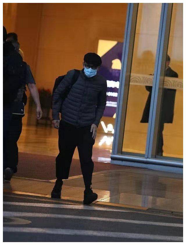 刘德华低调现身军大衣照样穿出时尚感帽子不好戴58岁玩俏皮