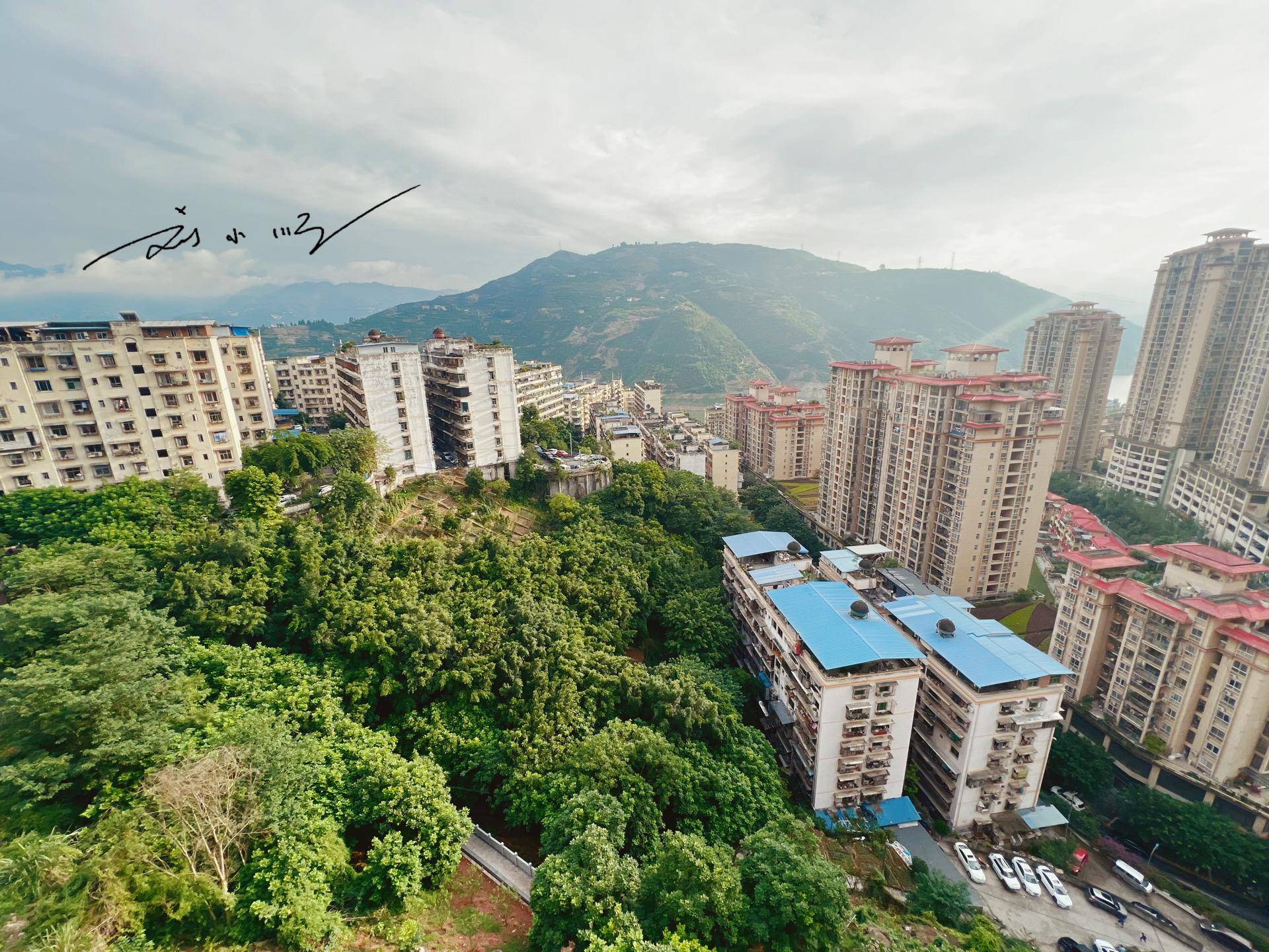 重庆奉节有座“高空天桥”，落差高达12层楼，游客：又一网红景点