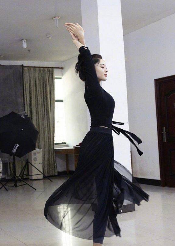古力娜扎身着黑色纱裙梳起高马尾练舞,动作专业,干练又迷人_时尚_气质
