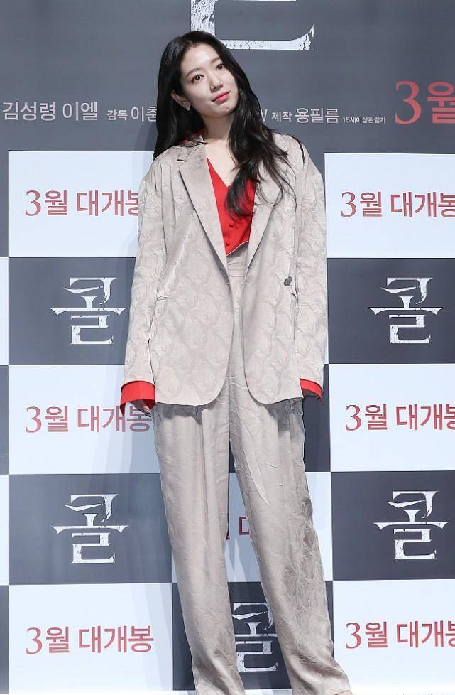 朴信惠不是标准"韩美人",肉脸还挺有福相的,西装配红衣好喜庆