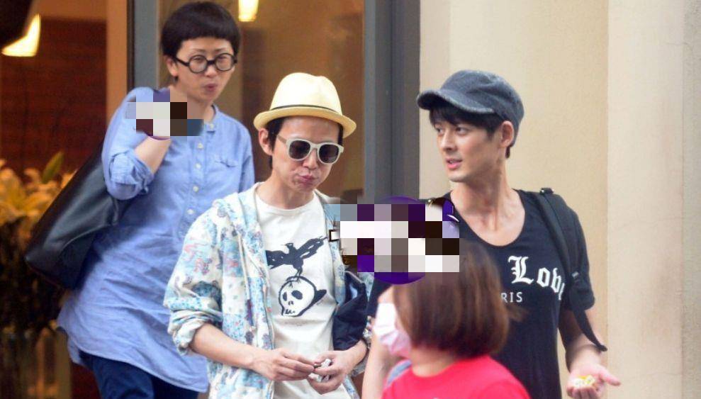 原创何炅王菁恋情再曝光穿情侣装与好友聚会互动默契深夜同回家