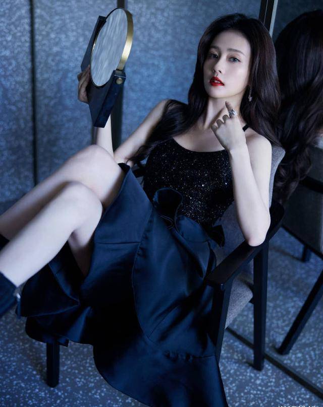 白鹿的美照让人百看不厌,黑色吊带裙俏皮灵动,回眸一笑很迷人