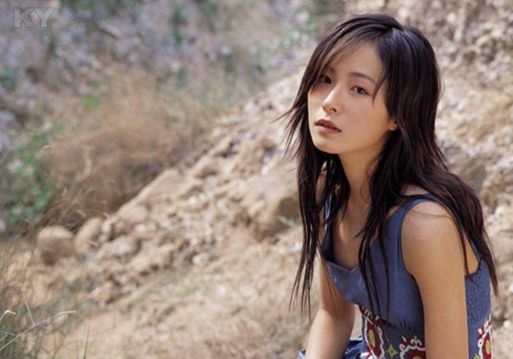 爱心爬行者江一燕与导演赵汉唐疑似恋情曝光二人动作亲密