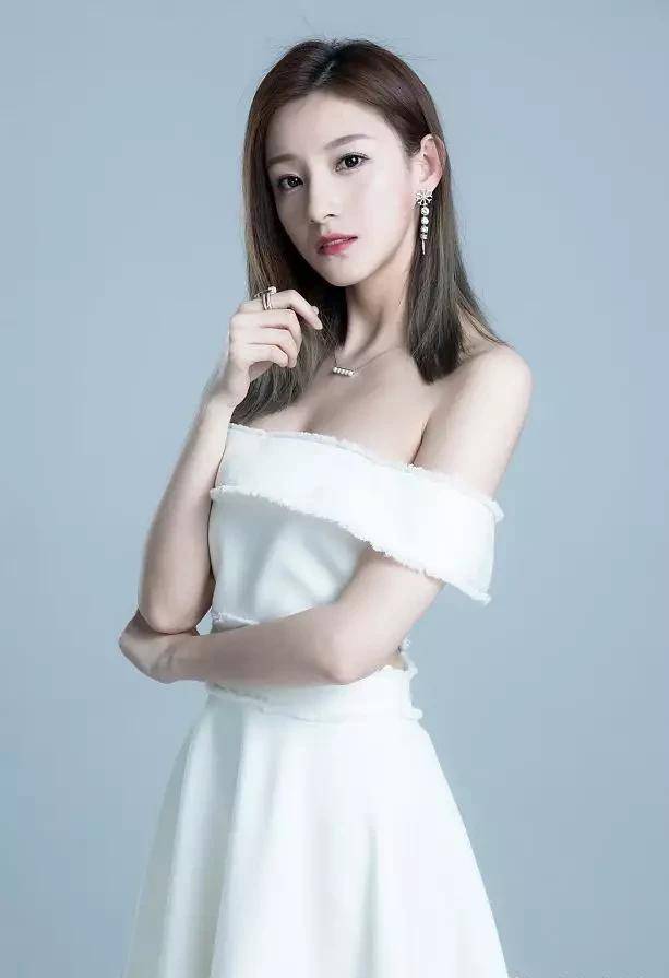 27岁的马凡舒冰城哈尔滨美女她高挑漂亮有邻家女孩的气质