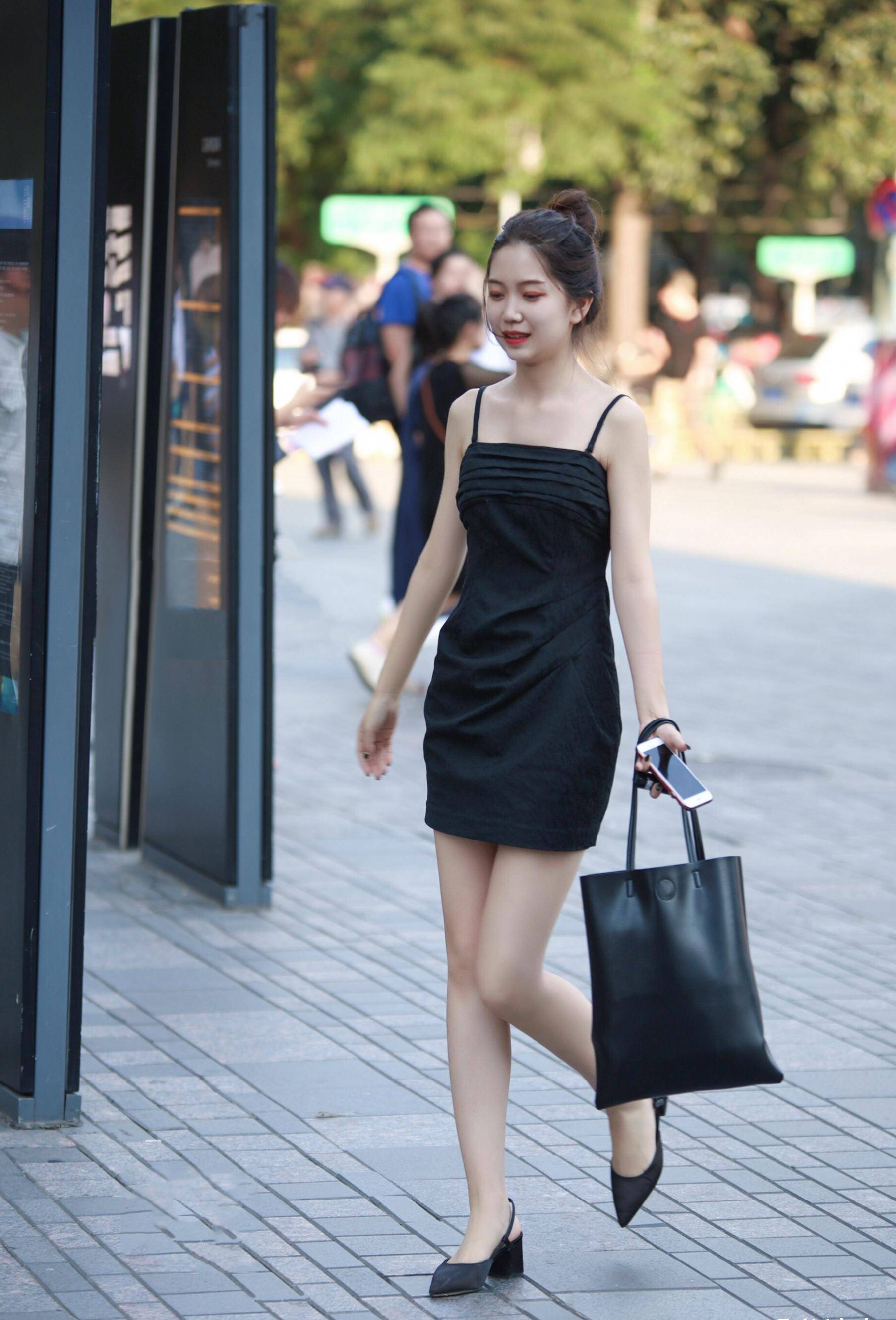 原创穿吊带裙的甜美姑娘迷人魅力不输给时尚女生