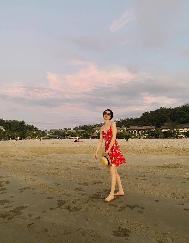 有种眼光叫李亚鹏！32岁女友沙滩照曝光上热搜，细腰长腿太撩人 