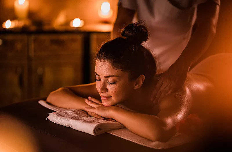 背部展油采取草本药油药油分子量小,1分钟渗透3分钟缓解疼痛,5~8分钟