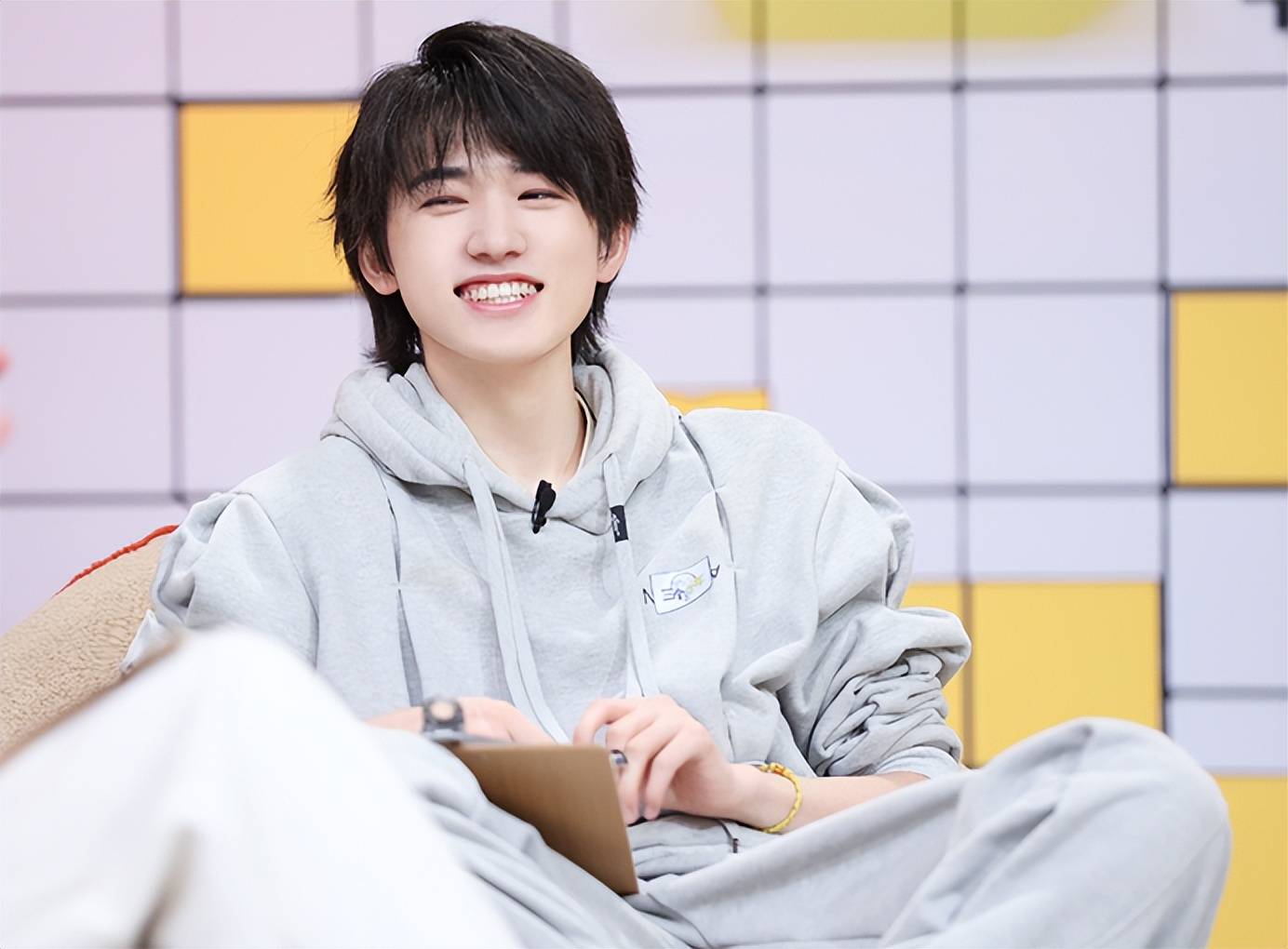 原创宋亚轩高考结束晒自拍身着黄色t恤干净清澈