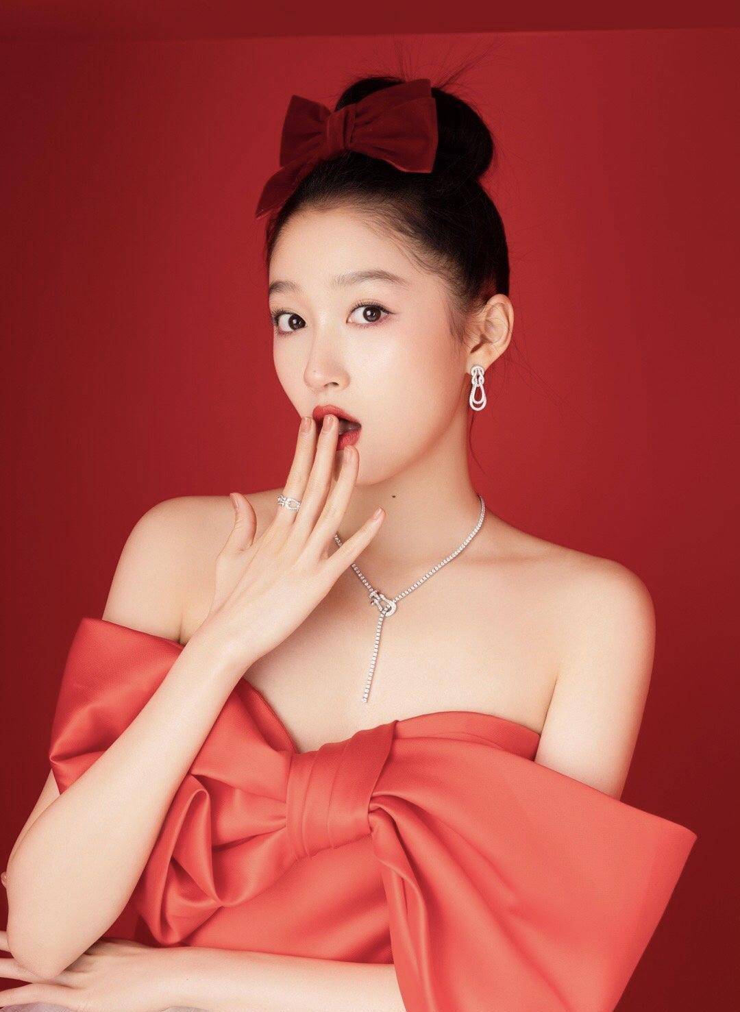 原创关晓彤的少女感真强红色蝴蝶结连衣裙洋气甜美喜庆又有气场