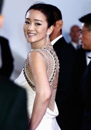 原创女神巩俐近照不显老穿低领时尚衣身段完美55岁脸上无一丝皱纹