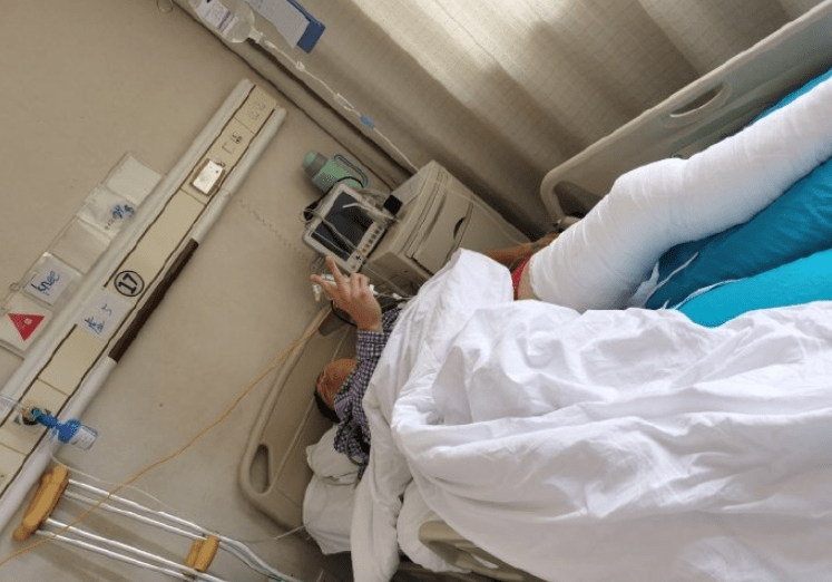 从李根晒出的照片来看,伤势不轻,重点是双腿都打上了石膏,并不是一