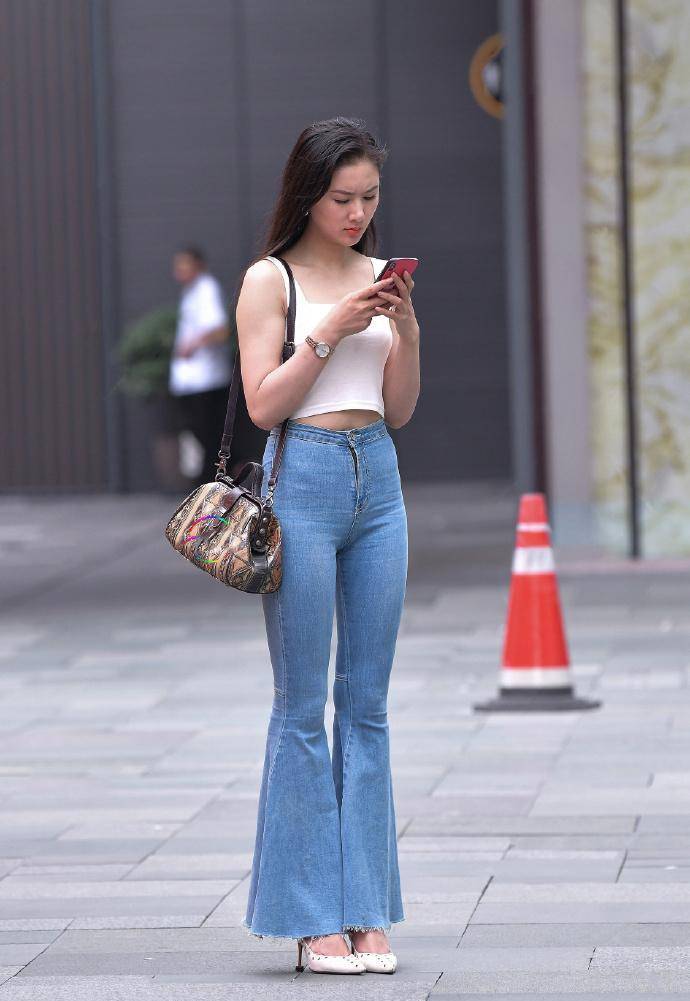 模特美女的最爱,牛仔喇叭裤谁穿谁知道,让你变得有女人味