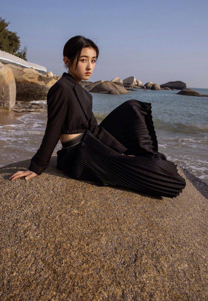 原创变化好大张子枫在海边拍摄大片唯美裙装十分惊艳瘦到没朋友