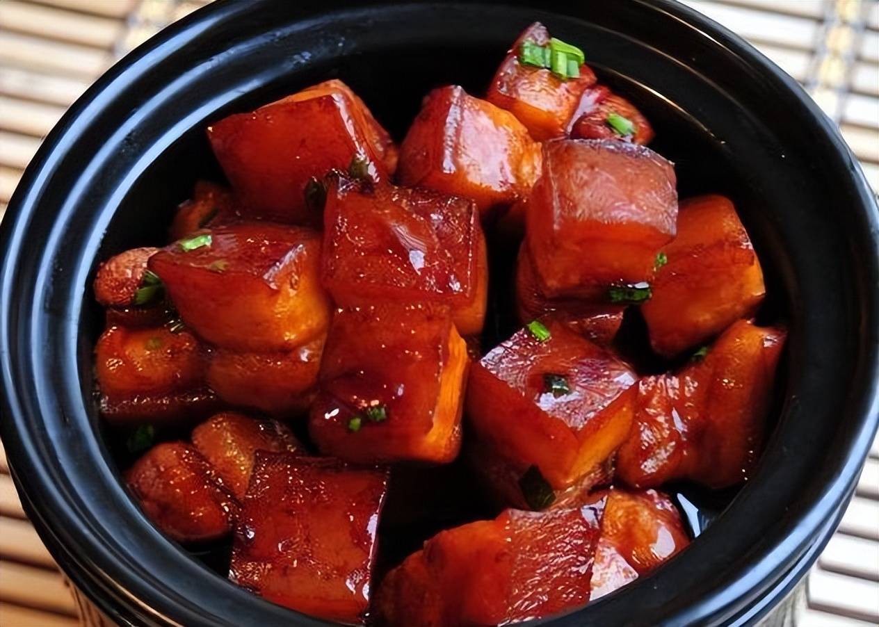 砂锅红烧肉3,锅留底油,加入拌匀的红剁椒炒香,大虾倒入翻炒几下出锅