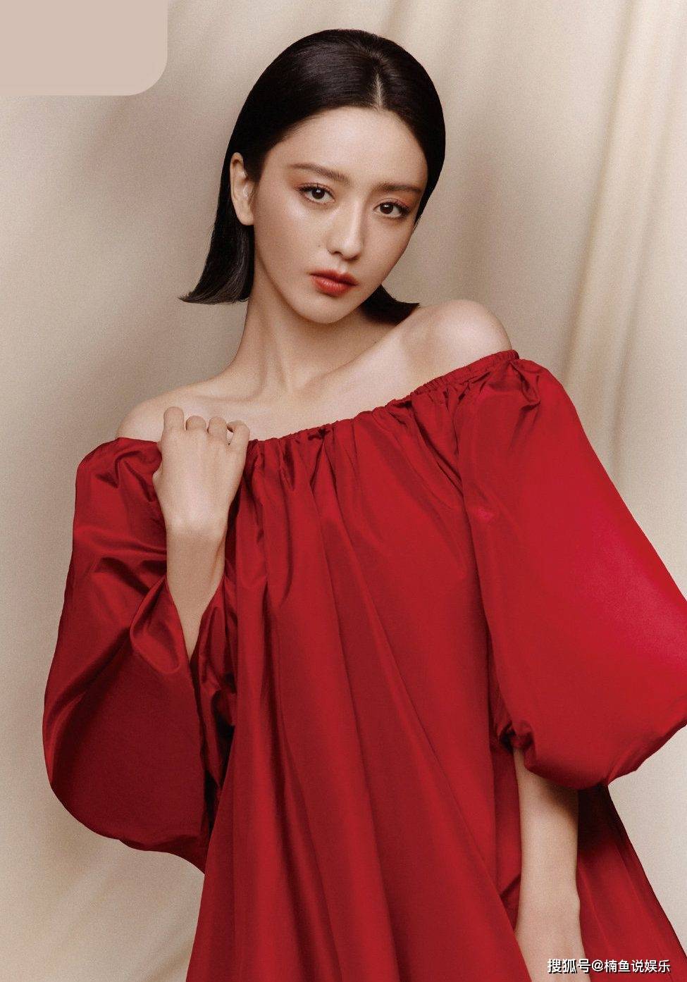 38岁佟丽娅越来越美了拍杂志大片香肩抢镜眉眼如画气质出众