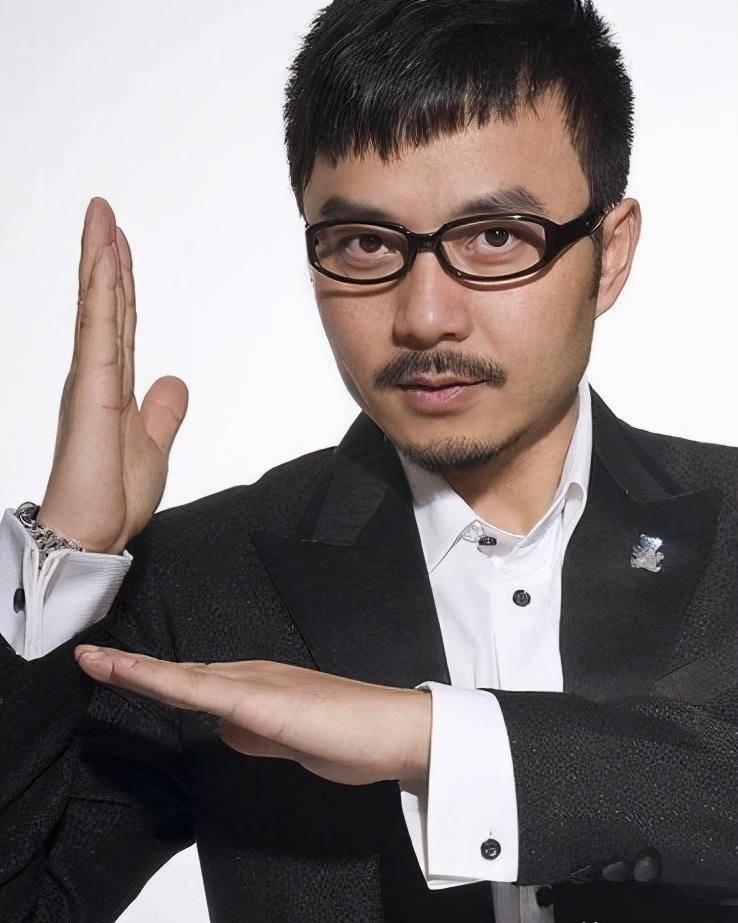 汪涵青涩旧照罕曝光五官清秀撞脸明星二婚娶杨乐乐平淡又幸福