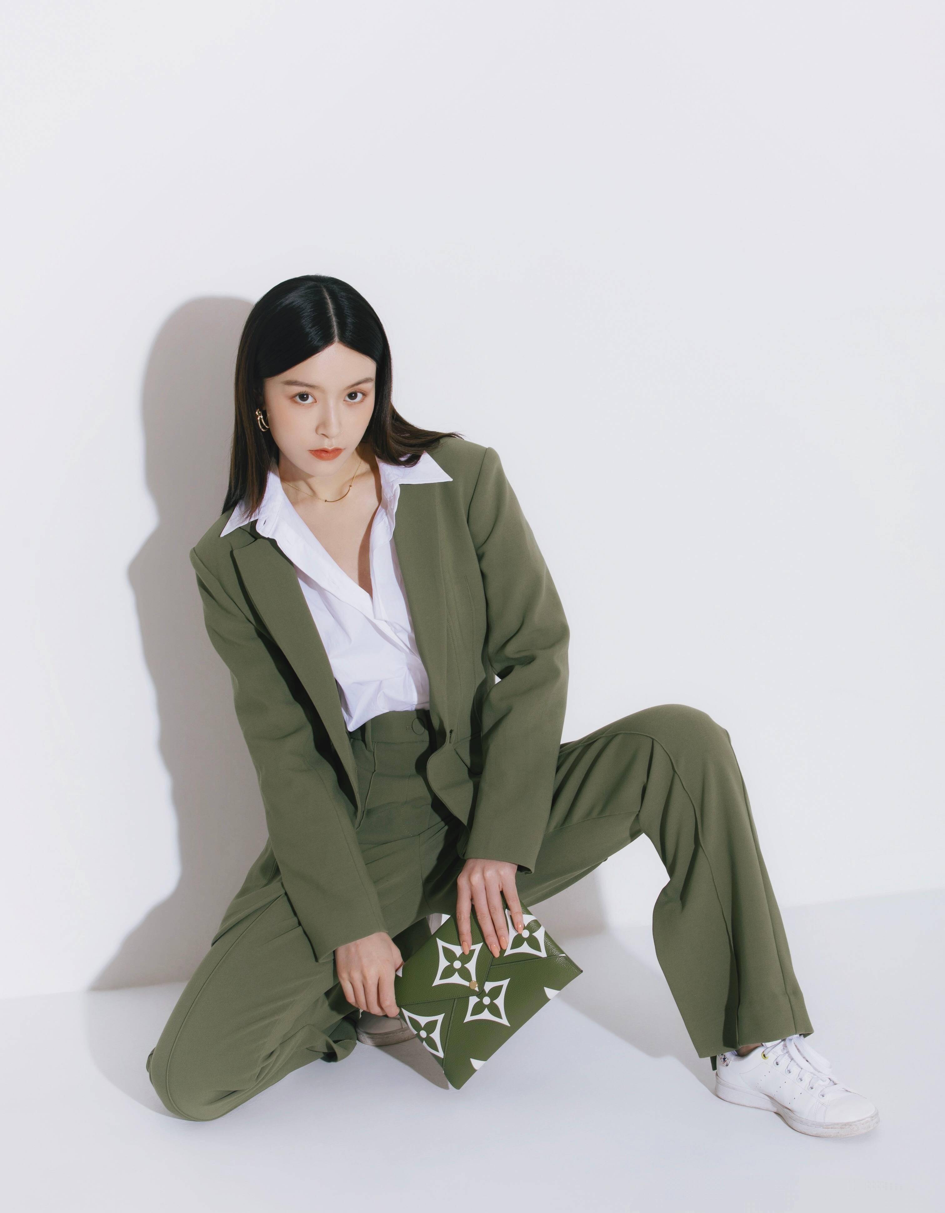 原创文咏珊的美貌藏不住金丝衫配时尚裤一般人不敢穿她穿出大气美