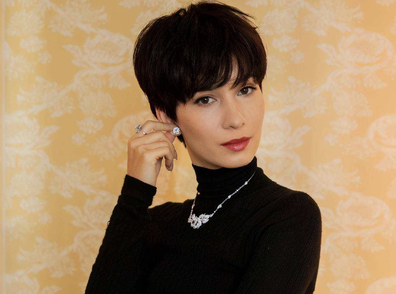 卢靖姗近照曝光,霸气总裁变气质女神,是丈夫韩庚的小迷妹_长发_短发